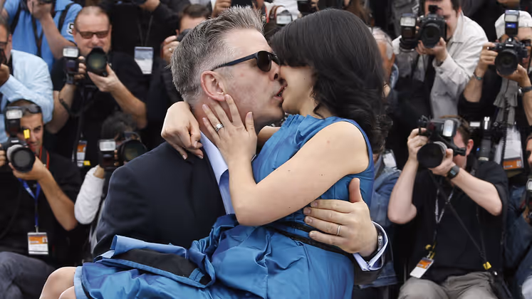 Alec Baldwin trug 2013 seine damals schwangere Ehefrau Hilaria Thomas in Cannes auf Händen - und einen Kuss gab's noch dazu.