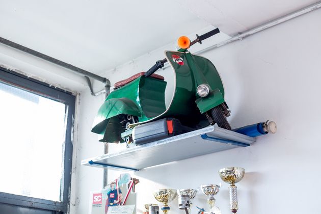 Obmann Markus Tomasini hat für seinen Sohn vor ein paar Jahren die laut eigener Aussage "kleinste Vespa der Welt" gebaut. Angetrieben wird sie von einem Kettensägenmotor.