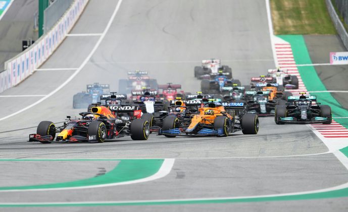 Am Start behauptete Verstappen seine Führung gegen Norris.