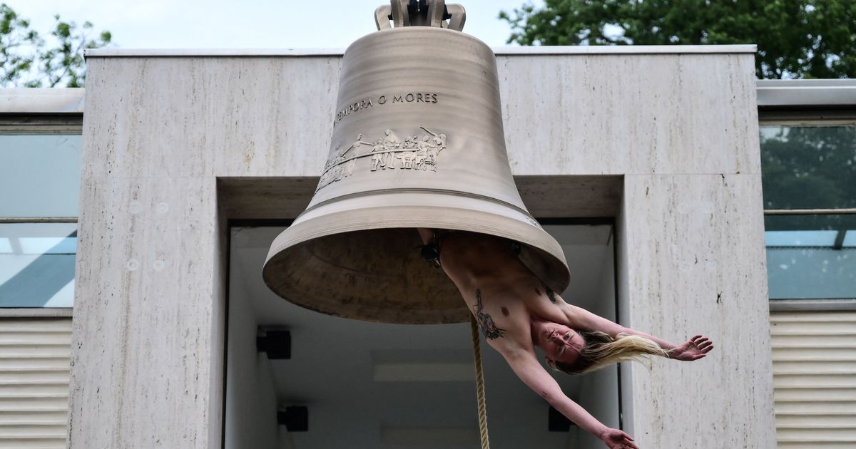 Nackte-Frau-als-Glocke-Tank-mit-Urin-Sorgt-sterreich-in-Venedig-f-r-einen-Skandal-