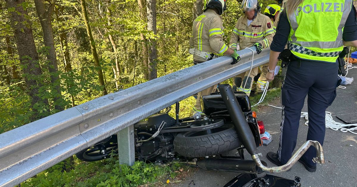 Schlitterte-unter-Leitschiene-hindurch-Motorradlenker-36-nach-Unfall-bei-Kufstein-schwer-verletzt