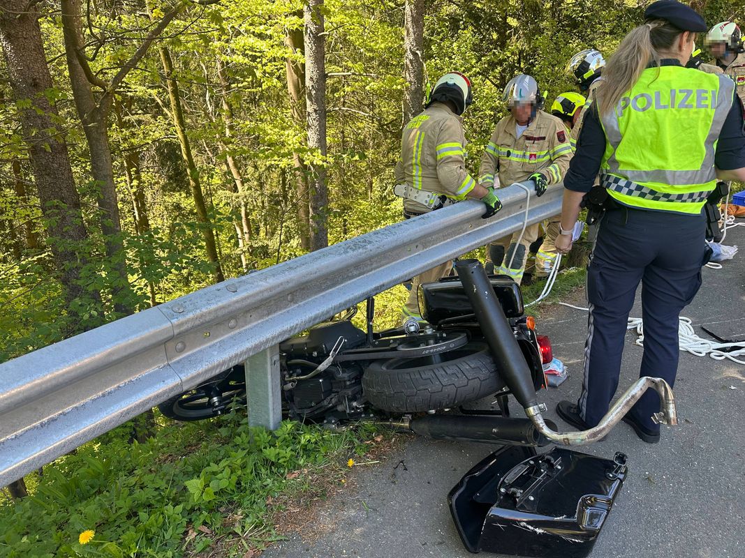 Schlitterte unter Leitschiene hindurch: Motorradlenker (36) nach Unfall bei Kufstein schwer verletzt