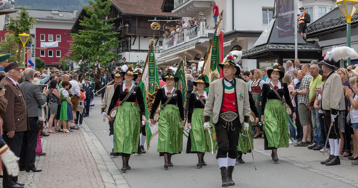 Tiroler-Tradition-im-Fokus-Sch-tzenregiment-Zillertal-feiert-25-Jubil-um-in-Mayrhofen