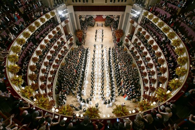 Perfekte Linien: Die Debütanten zogen in die Oper ein.