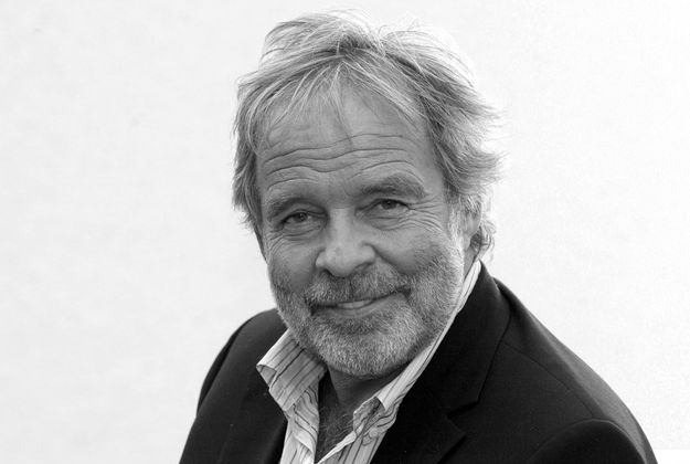 21. April: THOMAS FRITSCH (✞ 77) | Der deutsche Schauspieler konnte auf eine 60 Jahre dauernde Karriere zurückblicken. Den beliebten TV-Mimen umgab zeitlebens das Image des Frauenschwarms. Er spielte unter anderem in der ZDF-Serie „Drei sind einer zuviel" (1977) und in den Krimifolgen „Derrick" und „Der Alte". Sein markanter Bariton machte ihn außerdem zum gefragten Synchronsprecher. Er war friedlich entschlafen.