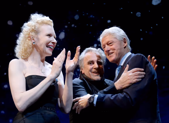 "Altes Geld"-Schauspielerin Sunnyi Melles (l.) mit Bill Clinton im Jahr 2012.
