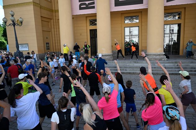 Es war warm - aber viele wollten sich schon vor dem Start bewegen.