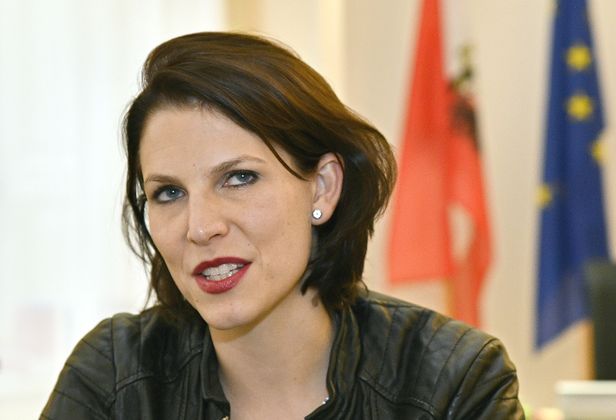 "Ratschläge sind Schläge, sagt meine Mutter immer, insofern würde ich lieber davon Abstand nehmen." – Europaministerin und Ex-Richterin Karoline Edtstadler (ÖVP) bleibt gegenüber Zadic friedlich.