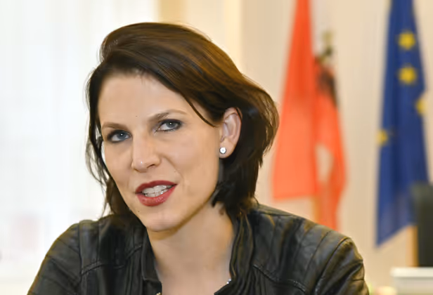 "Ratschläge sind Schläge, sagt meine Mutter immer, insofern würde ich lieber davon Abstand nehmen." – Europaministerin und Ex-Richterin Karoline Edtstadler (ÖVP) bleibt gegenüber Zadic friedlich.