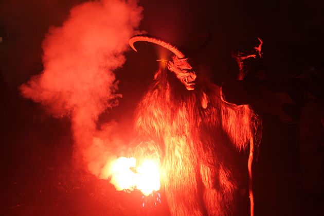 Kramsacher Bergtoifi beim Krampuslauf in Imst.