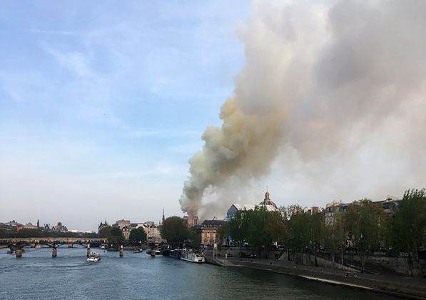 Um kurz nach 19 Uhr werden erste Rauchschwaden über Paris gesichtet.