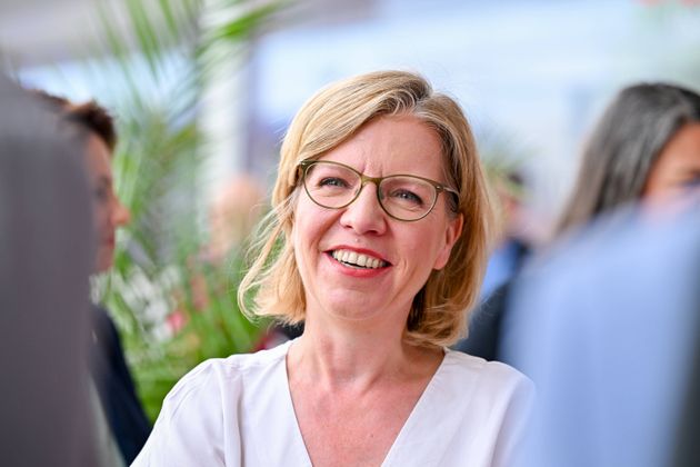 Klimaschutzministerin Leonore Gewessler verbringt diesen Sommer gemeinsam mit ihrer Familie „erholsame Tage in Kärnten“. Auf dem Programm stehen Zeit in Natur und zum Lesen sowie Entspannung am See.