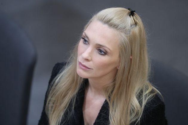 Besondere Aufmerksamkeit zog am Mittwoch ein parlamentarischer Neuzugang auf sich, der eigentlich auf der FPÖ-Wahlliste gestanden war, Philippa Strache, Ehefrau des langjährigen FPÖ-Obmanns Heinz-Christian Strache. Aufnahme in den freiheitlichen Klub fand sie in Folge der Spesen-Affäre nicht und musste in der letzten Reihe hinter der SPÖ Platz nehmen, freilich nicht lange. Denn schon vor der Wahl der Präsidenten verließ sie das Hohe Haus wieder. Wenig später erfuhr Strache, von der FPÖ nun sogar aus der Partei ausgeschlossen worden zu sein.