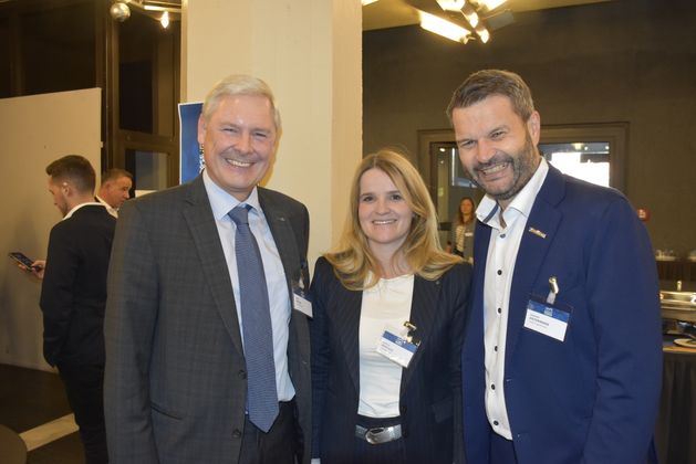 Spar mal zwei (Big-Boss Hans K. Reisch und Patricia Sepetavc) mit TT-Verkaufsleiter Gerhard Ostermann (r.).