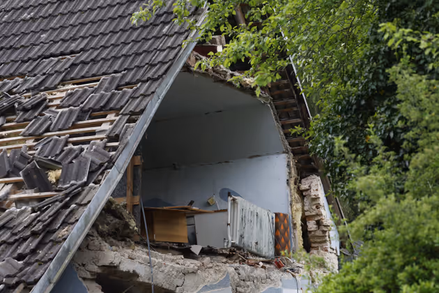 ABD0011_20240502 - HART BEI GRAZ - STERREICH: ZU APA0067 VOM 2.5.2024 - Ein Mann (72) ist am Donnerstag, 2. Mai 2024, in Hart bei Graz offenbar nach einer Gasexplosion in seinem Haus "schwerst verletzt" worden, wie ein Polizist der APA sagte. Eine Hauswand ist eingestrzt. Im Bild: Der Unglcksort. - FOTO: APA/ERWIN SCHERIAU