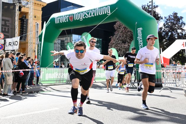 Ein Teilnehmer kommt angeflogen.