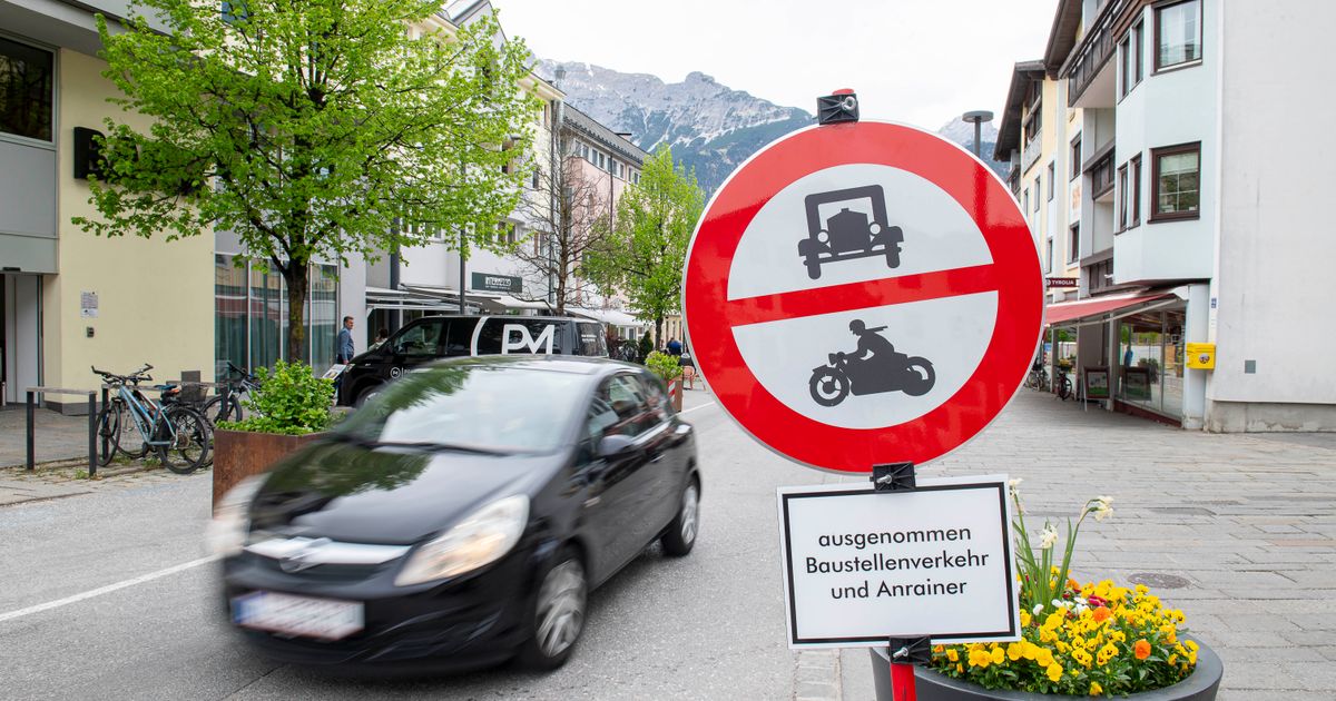 Entscheidung-am-Wattner-Kirchplatz-steht-bevor-Zeichen-stehen-auf-autofreie-Zone