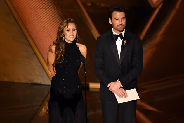 Miles Teller und Miley Cyrus präsentieren die Nominierten für den „Besten Sound“. 