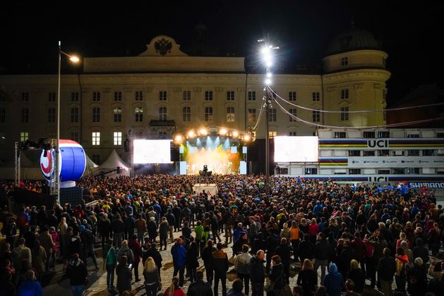 Am Abend war der Landhausplatz äußerst gut besucht.