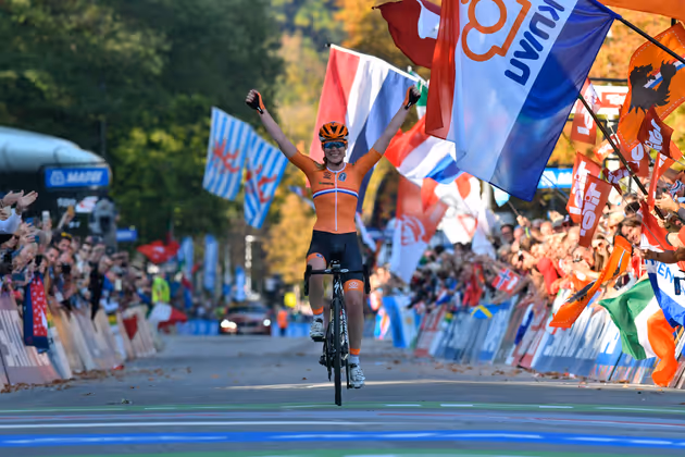 SAMSTAG, 30.9.: Nach zwei WM-Silbermedaillen im Zeitfahren und Olympiagold 2016 holte sich die Niederländerin Anna van der Breggen Gold im Damen-Straßenrennen.