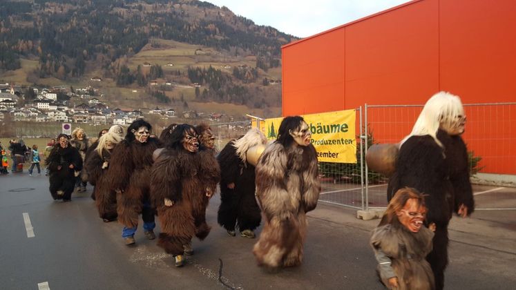 Krampusse beim Interspar in Nußdorf-Debant.