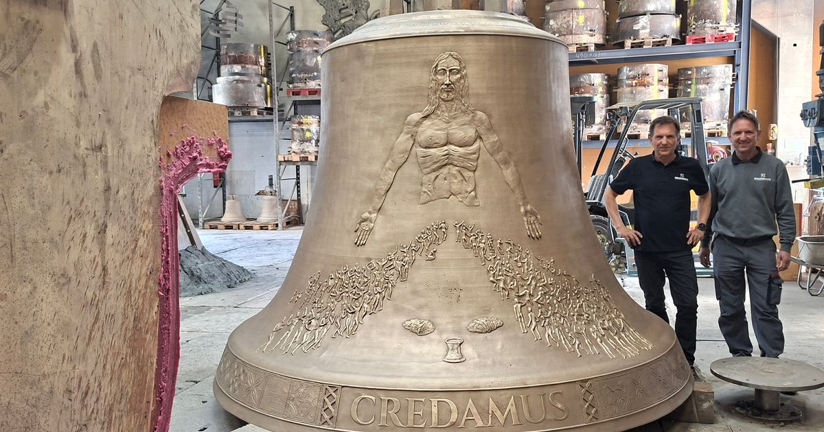 In-Innsbruck-gegossen-Erster-Blick-auf-zweitgr-te-Glocke-Deutschlands