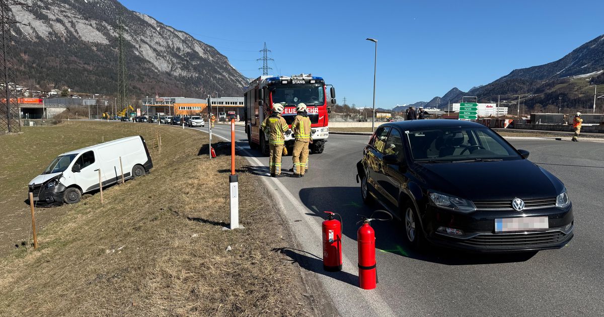 Klein-Lkw-touchierte-bei-Stans-Auto-von-Zweifach-Mutter-auf-Kinder-sa-en-im-Auto