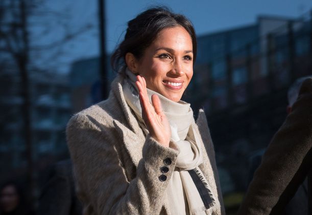 Auch bei kaltem Wetter zeigt sich Meghan stilsicher. Sie trägt einen beigefarbenen Wollmantel vom kanadischen Label "Smythe" für 650 Euro.