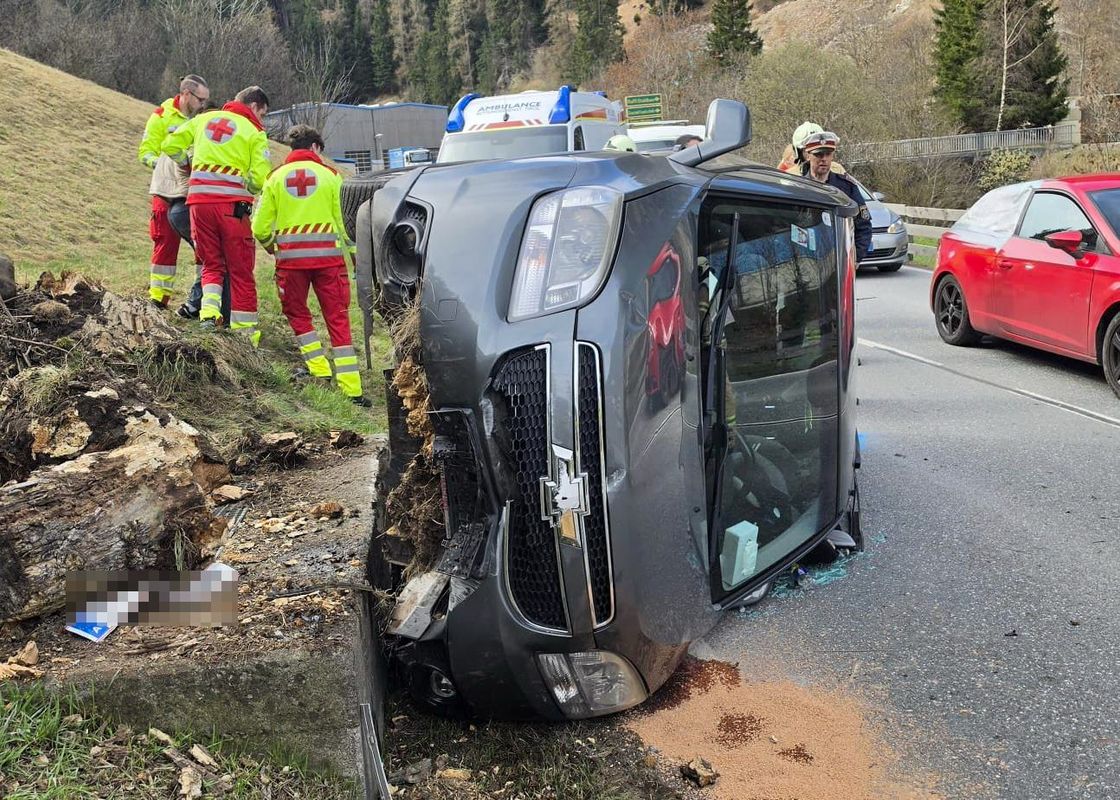 Auto überschlug sich auf Brennerstraße in Steinach: Drei Verletzte
