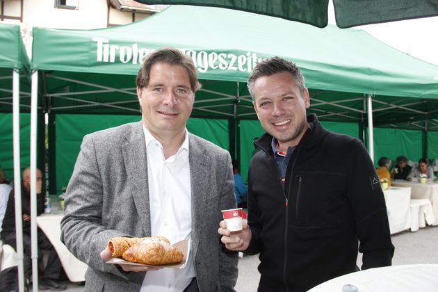 WK-Bezirksobmann Peter Seiwald (l.) und Tirol-Werbung-Geschäftsführer Florian Phleps genossen Gebäck und Kaffee.