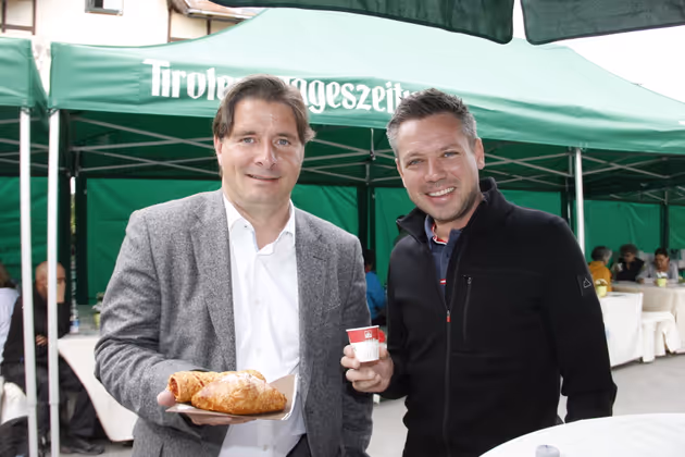 WK-Bezirksobmann Peter Seiwald (l.) und Tirol-Werbung-Geschäftsführer Florian Phleps genossen Gebäck und Kaffee.