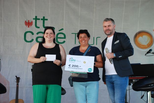 Quizrunde 2: CR Marco Witting gratuliert Julian und Jakob Storf, die als Team gespielt haben, sowie Lukas Köck zu Gutscheinen.