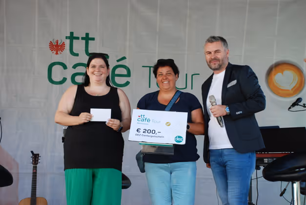 Quizrunde 2: CR Marco Witting gratuliert Julian und Jakob Storf, die als Team gespielt haben, sowie Lukas Köck zu Gutscheinen.