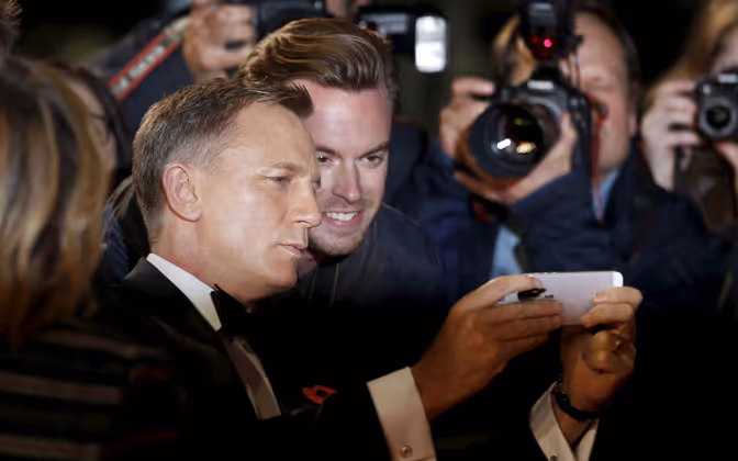 Ein Foto mit James Bond: Daniel Craig nahm sich für die Fans vor der Royal Albert Hall viel Zeit, schrieb Autogramme, posierte für Selfies und drückte auch selbst auf den Auslöser.
