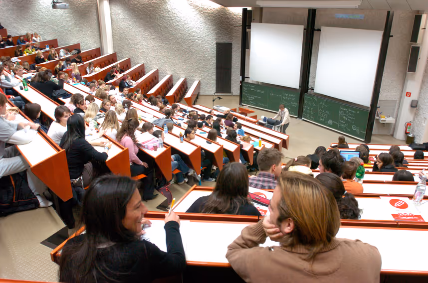 Berufstätige Langzeitstudenten müssen wieder zahlen