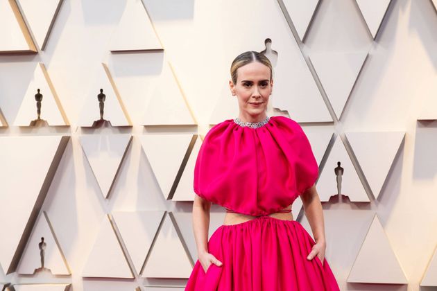 Der obere Teile von Sarah Paulsons Robe ist ja irgendwie ganz nett. Der untere Teil auch. Aber das dazwischen? Irgendwie hinterlässt einen das Kleid voller Fragezeichen.