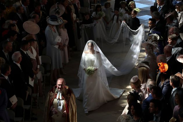 Zunächst schreitet Meghan alleine in die Kirche.