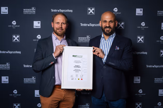 MutMacher in der Kategorie „Energie & Nachhaltigkeit“: AST Eis- und Solartechnik für Nachhaltige Technik für Eislaufplätze mit Sebastian Wühr (l.) und Murat Yilmaz und REPS für die Umwandlung von kinetischer Energie in Strom (nicht im Bild).