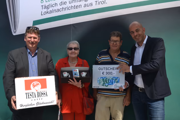 Günter Neyer (Testa Rossa, links) und Norbert Adlassnigg (TT-Marketingchef, rechts) übergaben die Gewinne an Christel Schweighöfer und Klaus Perktold aus Kufstein.