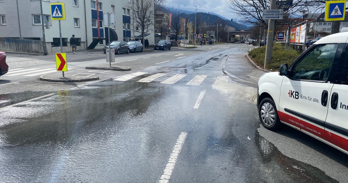 Wasserrohrbruch-am-Mitterweg-in-Innsbruck-Mehrere-Betriebe-betroffen
