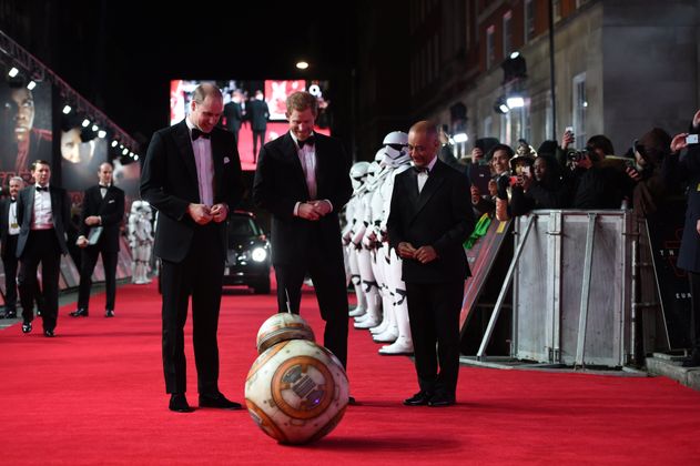 BB-8 begrüßte die royalen Gäste, Prinz William und Prinz Harry.