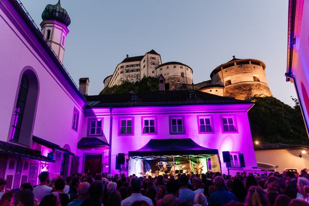 Das neue „Wohnzimmer unlimited“ war eine kleine gemütliche Bühne am Kirchenvorplatz, die bei den Musiker:innen und Besucher:innen gleichermaßen gut ankam.