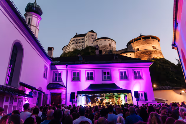 Das neue „Wohnzimmer unlimited“ war eine kleine gemütliche Bühne am Kirchenvorplatz, die bei den Musiker:innen und Besucher:innen gleichermaßen gut ankam.