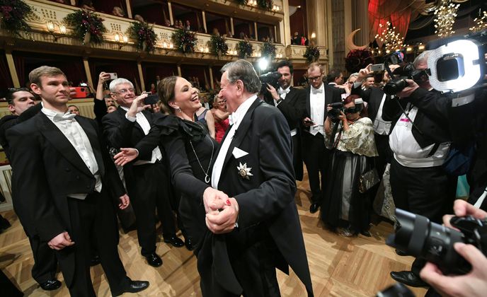 Am Ende wagte Ornella Muti sogar einen Walzer mit Richard Lugner.