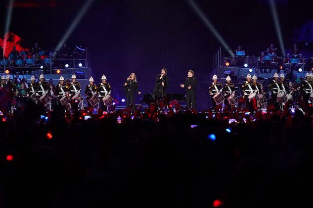 Mit "Never Forget" beendeten Take That unterstützt vom großen Orchester, den Chören, Tänzerinnen und Tänzern das Krönungskonzert.