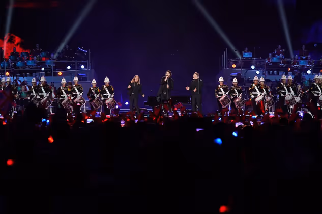 Mit "Never Forget" beendeten Take That unterstützt vom großen Orchester, den Chören, Tänzerinnen und Tänzern das Krönungskonzert.