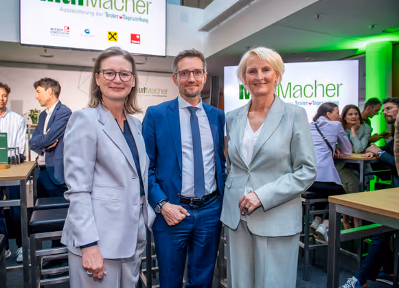 Unterstützen den MutMacher (v.l.): RLB-Tirol-Vorständin Gabriele Kinast, Tiwag-Vorstand Michael Kraxner und die Vorstandsvorsitzende der Moser Holding Silvia Lieb.