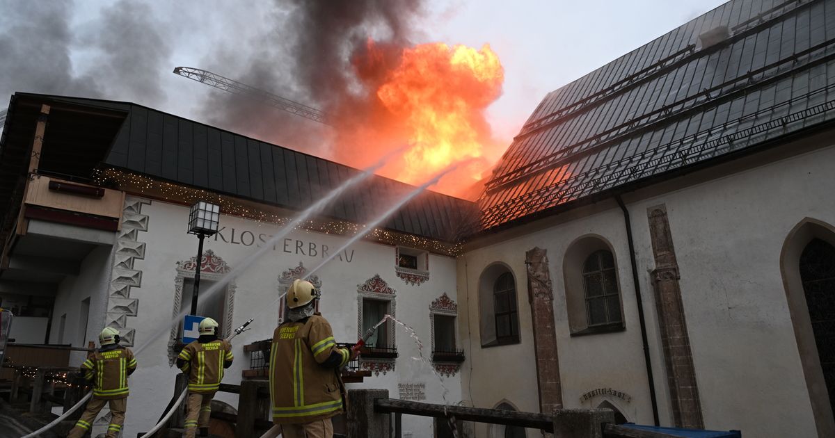 Dachstuhl-bei-Hotel-Klosterbr-u-in-Seefeld-in-Flammen-auch-Kirche-betroffen