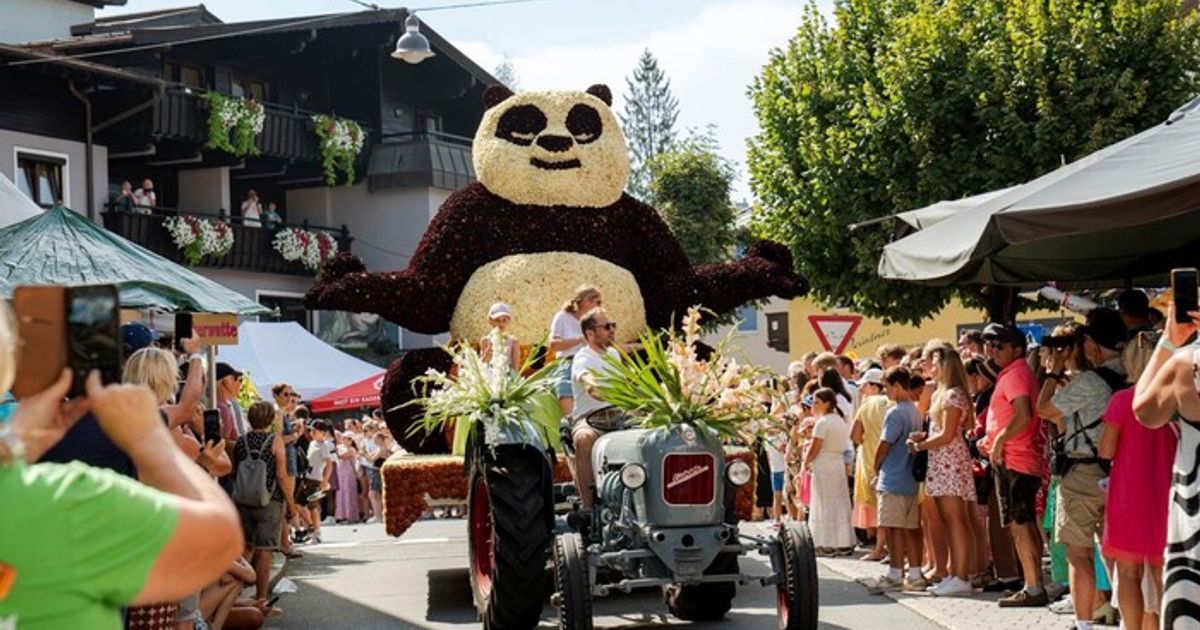 Farbenmeer-und-Figurenvielfalt-begeisterten-beim-Blumencorso-in-Kirchberg