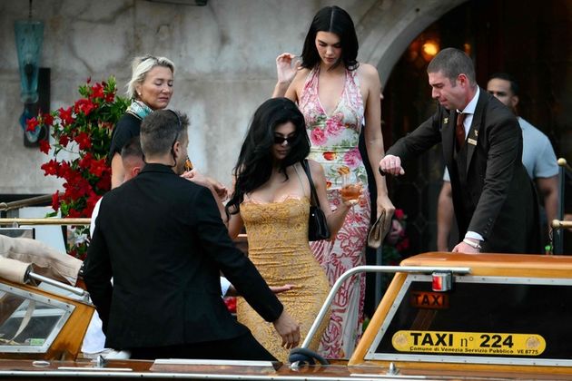 Kendall Jenner (oben) und Kylie Jenner verlassten das Gritti Hotel für die Hochzeitsfeier von Jeff Bezos und Lauren Sánchez.